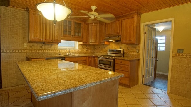 Building Photo - 4/2 Home on nearly 2 Acres!