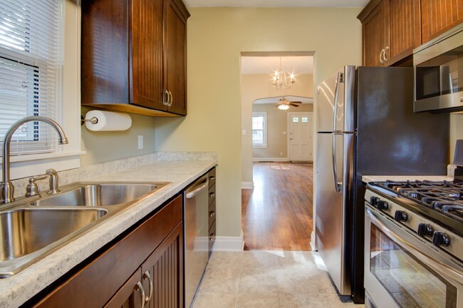 Building Photo - Beautifully Remodeled 2 Bedroom Home