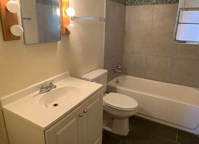Building Photo - 3 Bed 2 Bath