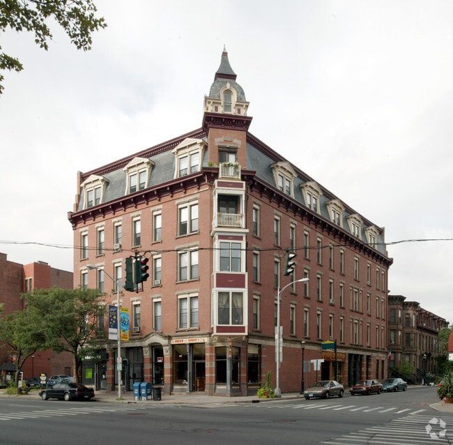 Building Photo - 385-391 Main St
