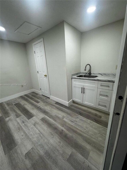 Building Photo - 582 E 18th St