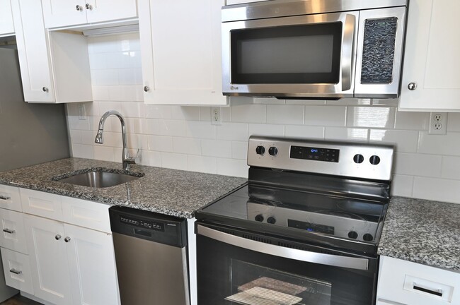 Foto del edificio - Eye-Catching 2 Bedroom in Heart of Midtown