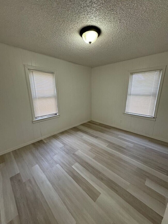 Building Photo - 3bd 1ba Ready for Immediate Move-in