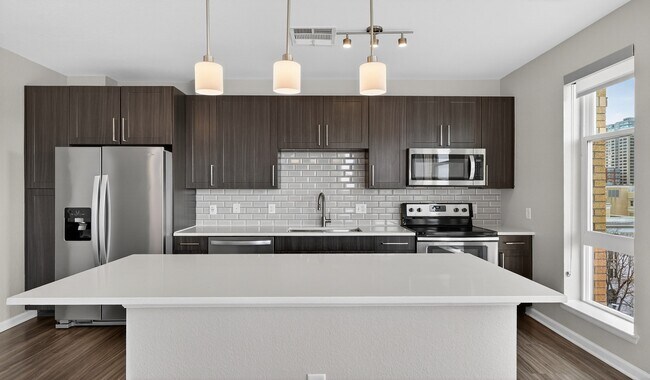 Disfrute de acabados elegantes y detalles bien pensados en su cocina moderna. - 20th Street Station