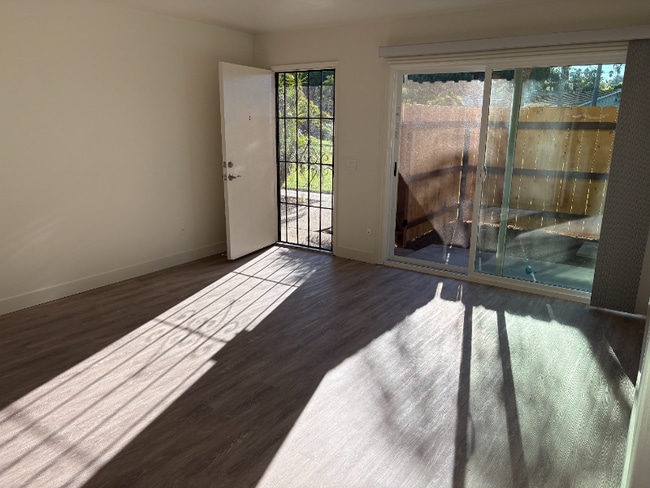 Building Photo - 407 Requeza St