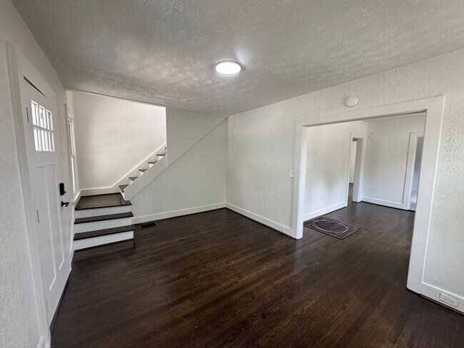 Foto del edificio - Newly updated 3 bedroom 1 bath with hardwo...