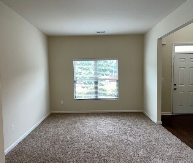 Building Photo - Spacious, Immaculate 4 Bed/2.5 Bath Home i...