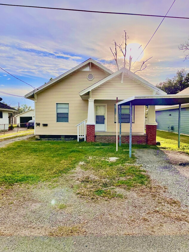 Primary Photo - 719 N 13th St