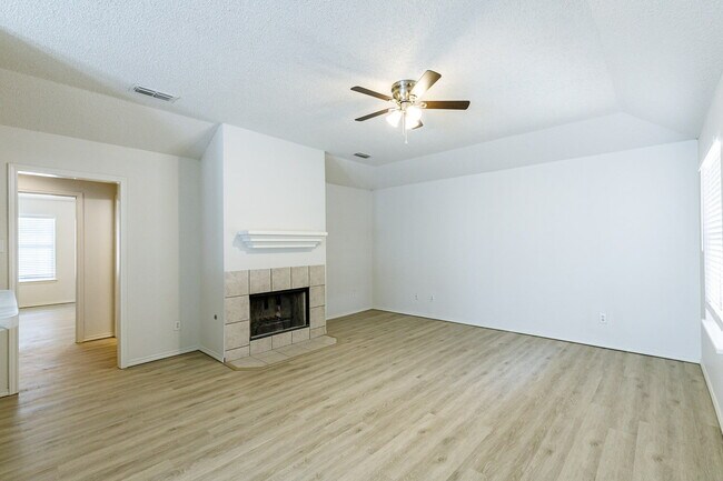 Building Photo - Wonderful Duplex in Southwest Lubbock!