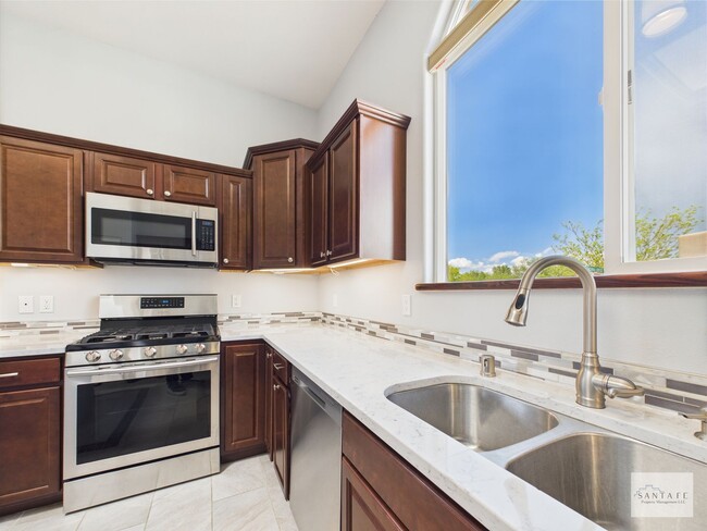 Foto del edificio - Bright & Airy | Spacious Kitchen, A/C & Ga...