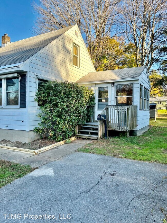 Foto del edificio - 4 br, 1 bath House - 8 Jay Lane