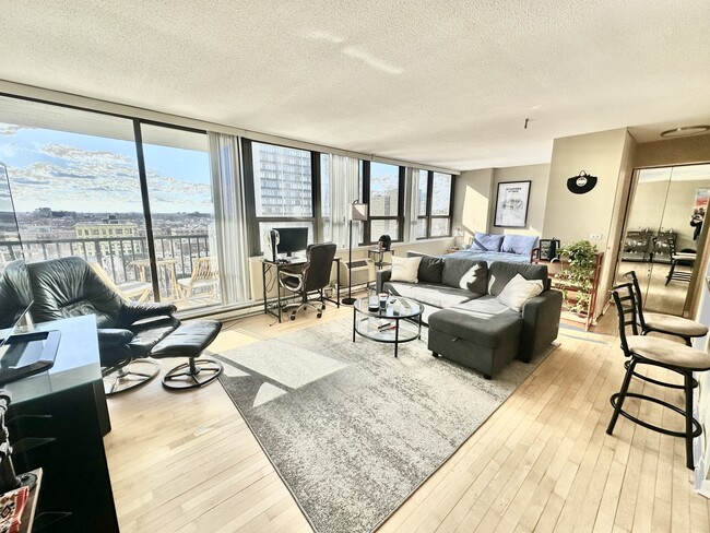 Foto del edificio - 2740 N Pine Grove Ave