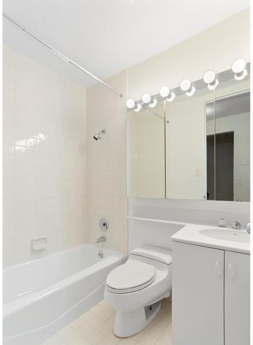 Foto del edificio - 240 E 40th St