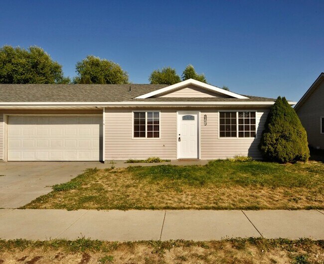 Building Photo - 3 bed 2 bath rancher duplex (stainless appliances & granite counters)