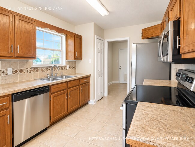 Foto del edificio - 9004 Warbler Ave