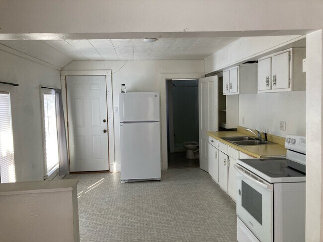 Building Photo - 146 1st St