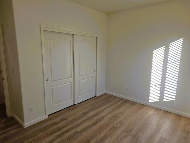 Foto del edificio - 3479 Sussex Ave