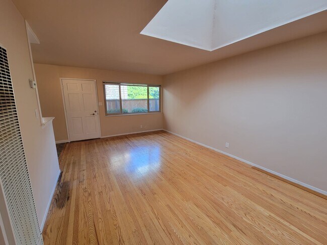 Sala de estar con puerta de entrada - 2227 Roosevelt Ave