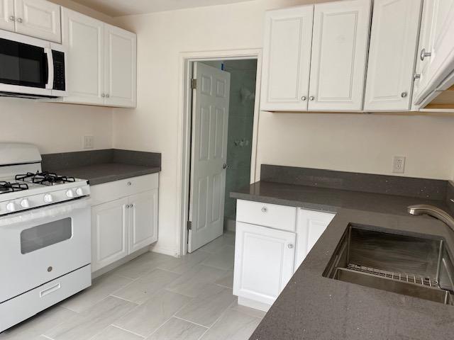 Building Photo - 1619 W 11th Pl