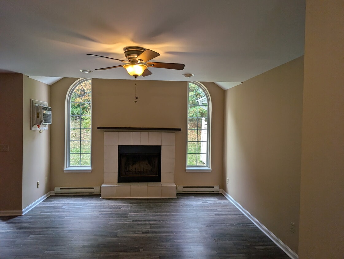 Primary Photo - 605 Country Acres Ct