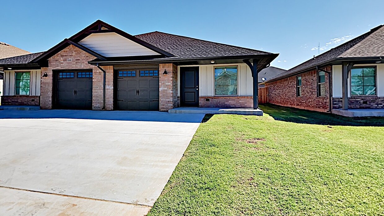 Foto principal - 2 Bedroom, 2 Bathroom, 1 Car Garage Duplex...