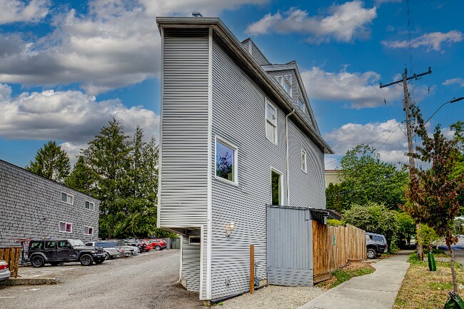 Foto del edificio - 4727 Sand Point Way NE