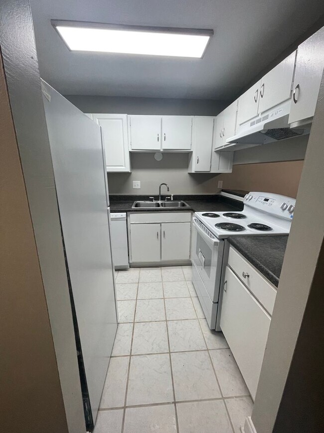 Building Photo - Welcome to this charming 1-bedroom, 1-bathroom Apartment, located in the vibrant city of Charlott...