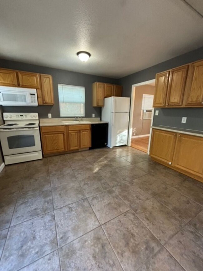 Building Photo - 3 Bed / 1 Bath home available now! MileSto...