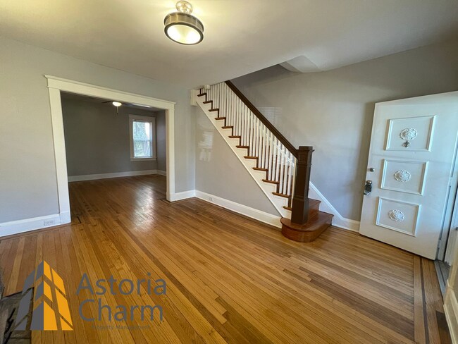 Foto del edificio - 2 Bedroom + Den with Finished Basement & Fenced Yard