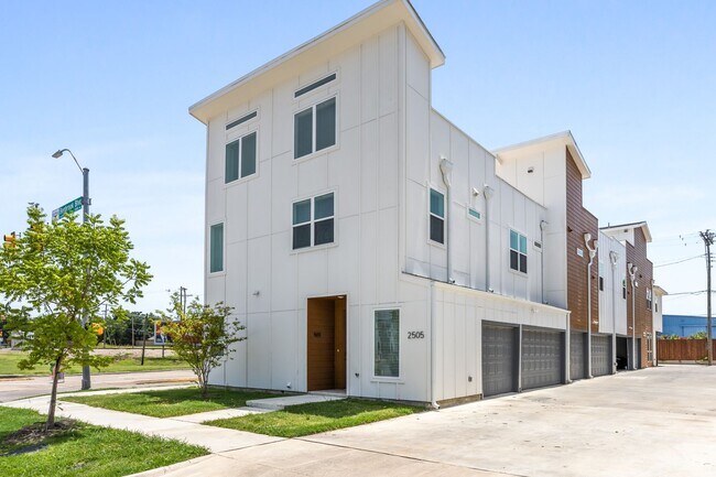 Foto del edificio - 2505 Benbrook Blvd