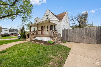 Building Photo - 9537 Chester Ave