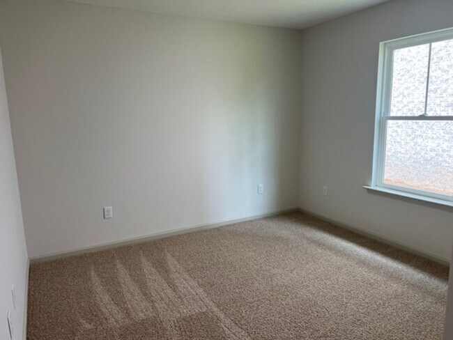 Building Photo - 3 bed 2 bath House