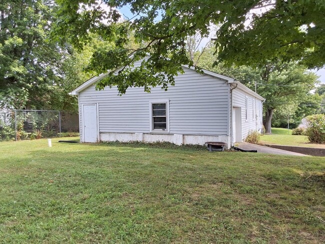 Building Photo - Comfy 3 Bed, 1 Bath