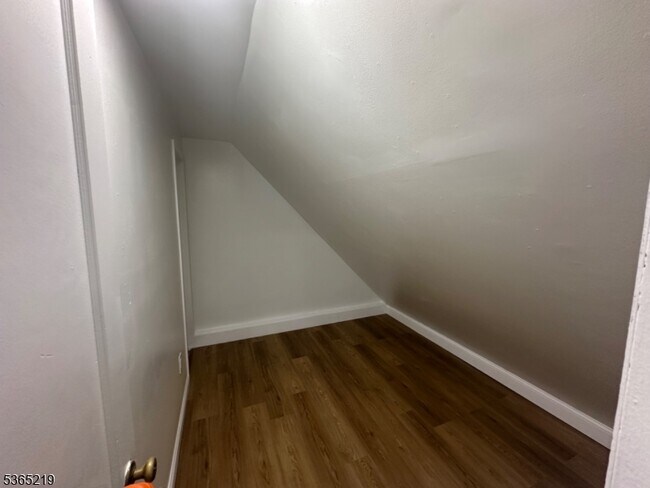 Foto del edificio - 57 Lindsley Pl