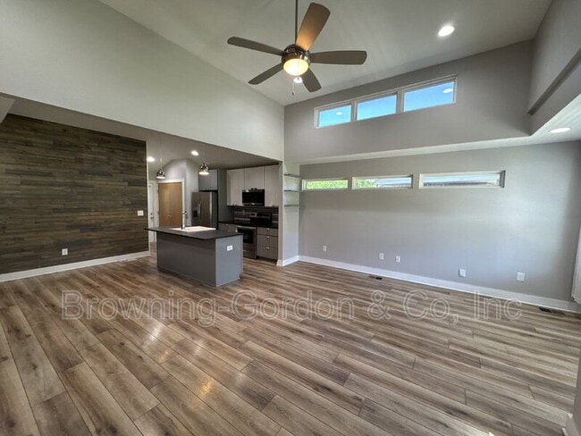 Building Photo - 204 Hodge Cir