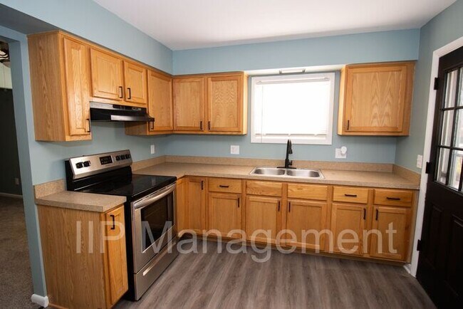 Building Photo - SPACIOUS, REMODELED DUPLEX WITH SEPARATE B...