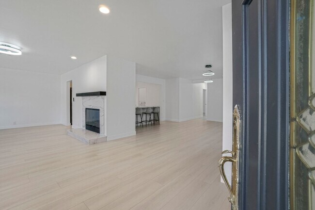 Building Photo - 5 Bedroom Home for Rent in Burbank!
