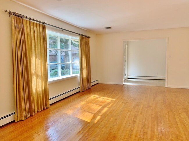Building Photo - 4 Bedroom Home on the Water! Available 10-...