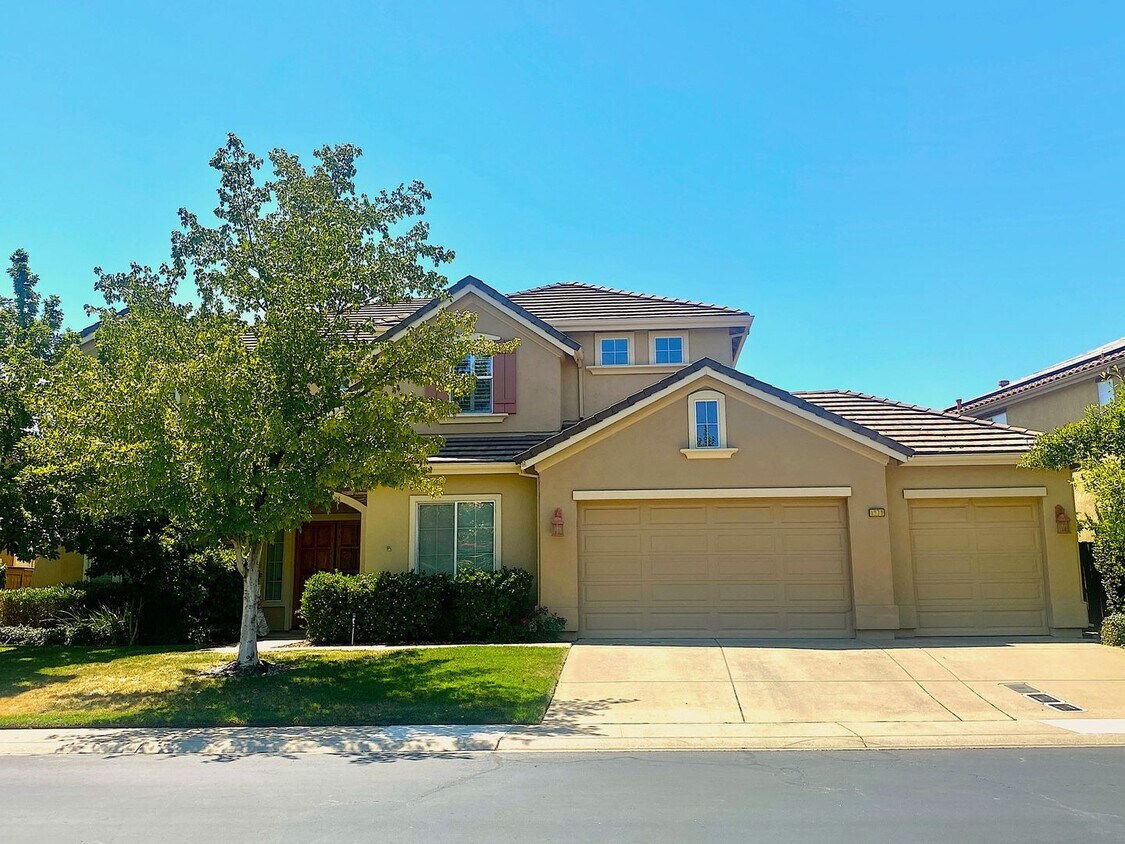 Foto principal - AVAILABLE BY 1/1/26 - ELEGANT AND SPACIOUS 4 BED, 4 BATH 2 STORY HOME WITH VIEWS OF EL DORADO HILLS