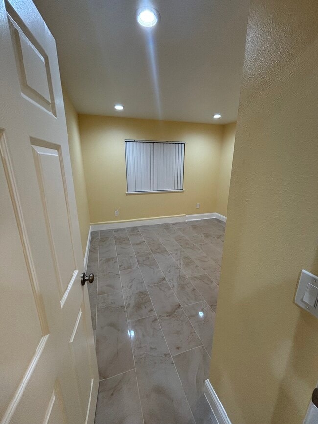 Foto del edificio - 249 Lakeview Rd