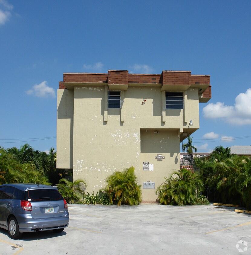 Primary Photo - 2121 SW 2nd St