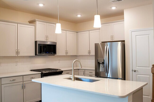 Foto del edificio - 400 White Oak Ridge Dr