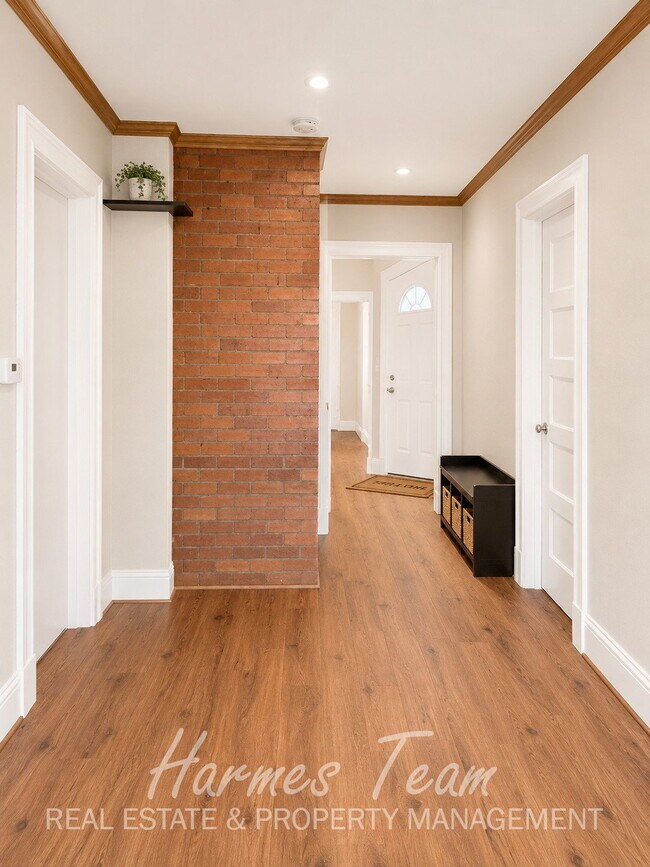 Foto del edificio - Upper-Level One-of-a-Kind 2 Bedroom 1 Bathroom Apartment