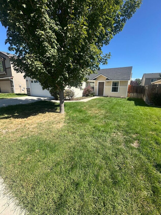 Primary Photo - 3 bedroom 2 bath home in beautiful Meridia...