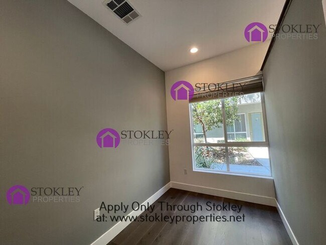 Foto del edificio - 1543 Longitude Dr