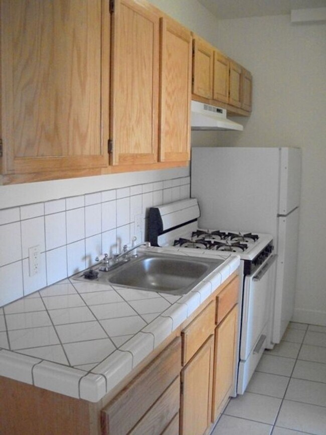 Foto del edificio - A Bright Sunny 1 bedroom, with Hardwood Floors