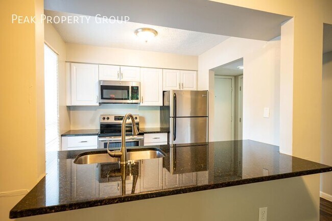 Foto del edificio - Available in July! Located in amazing Gran...