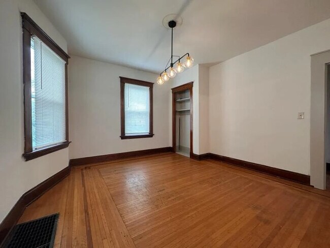 Foto del edificio - 3550 Woodburn Ave