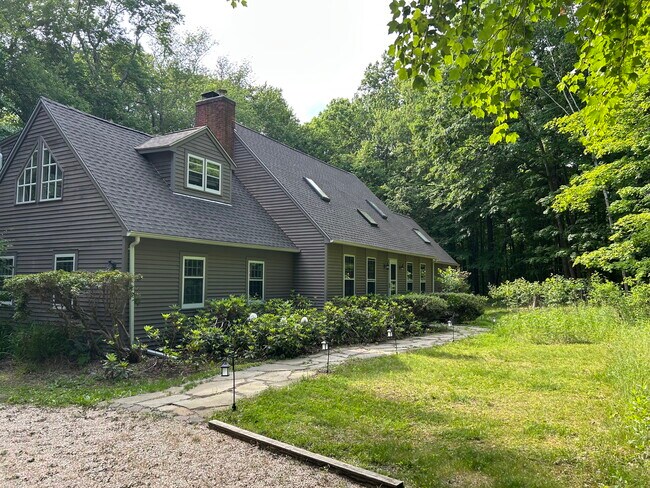 Foto del edificio - 32 Revere Rd