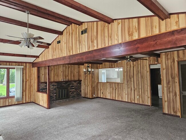 Foto del edificio - 8150 N Thorsen Ln